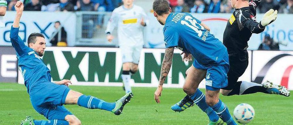 Wieder da. Hoffenheims Angreifer Vedad Ibisevic (l.) war lange verletzt, gegen Mönchengladbach erzielte er das entscheidende 1:0. Foto: dpa
