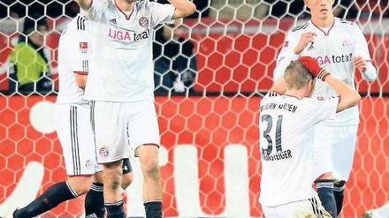 Das gibt es doch gar nicht. Thomas Müller (l.) und Bastian Schweinsteiger können es kaum fassen – Bayern hat verloren. Foto: Reuters