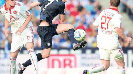 Seltenes Vergnügen. Nach vier Einsätzen in der Liga könnte Maik Franz (Mitte) im Pokal mal wieder für Hertha spielen. Foto: AFP