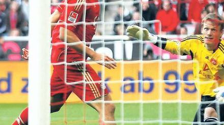 Rückblick auf sein zwölftes Tor. Stürmer Mario Gomez erzielt das 4:0 für den FC Bayern und führt souverän die Torschützenliste der Bundesliga an. Foto: dapd