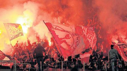 Im Brennpunkt. An der Pyrotechnik in den Fankurven, hier abgefackelt von Kaiserslautern-Anhängern im Zweitligaspiel bei Eintracht Frankfurt, entzündet sich der schwelende Streit zwischen Fans, Polizei und Vereinen. Foto: dapd