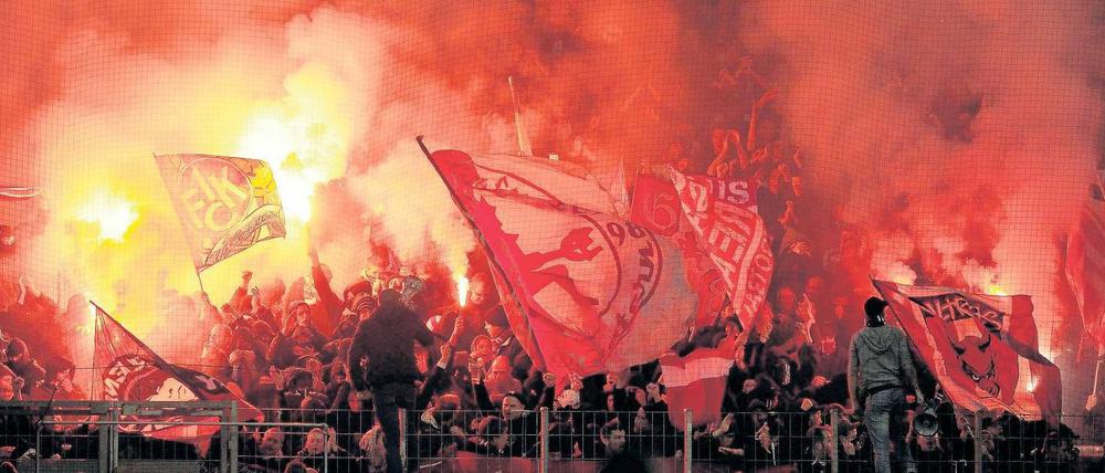 Im Brennpunkt. An der Pyrotechnik in den Fankurven, hier abgefackelt von Kaiserslautern-Anhängern im Zweitligaspiel bei Eintracht Frankfurt, entzündet sich der schwelende Streit zwischen Fans, Polizei und Vereinen. Foto: dapd