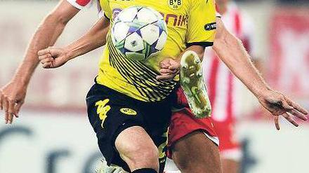 Nimmt sich den Ball zur Brust. Shinji Kagawa zeigt auch nach seiner Verletzung bei Borussia Dortmund, zu welchen technischen Kunststücken er fähig ist. Foto: AFP
