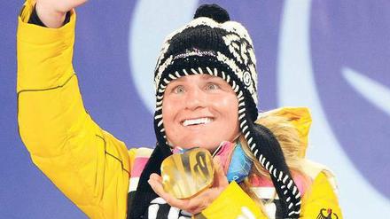 Winken in Whistler. Verena Benetele mit einer von fünf Goldmedaillen bei den paralympischen Winterspielen 2010. Foto: dpa