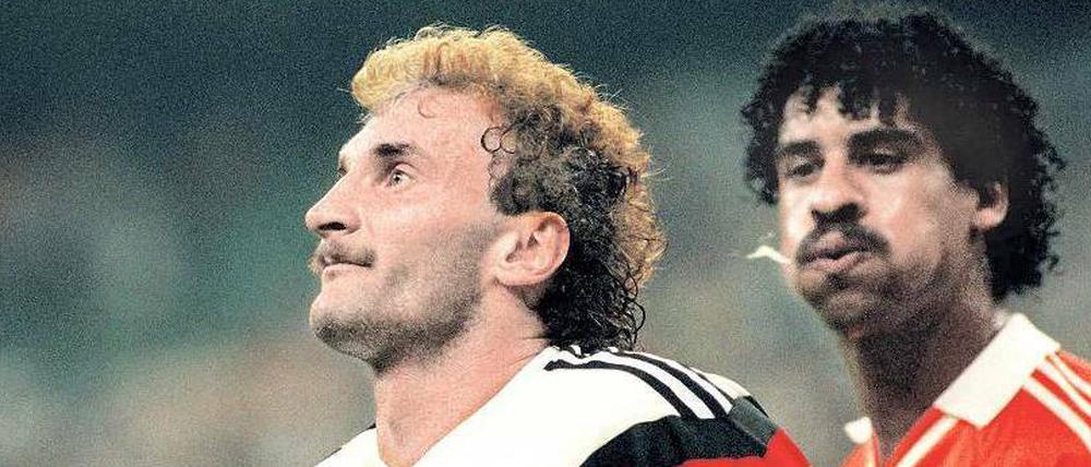 Wut und Wasser. Frank Rijkaard, hier 1990 hinterrücks gegen Rudi Völler, schürzt inzwischen die Lippen. 
