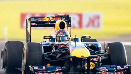 Wie ein Schlag. Eingangs der zweiten Kurve ging Vettels rechtem Hinterreifen plötzlich die Luft aus – es war der erste Ausfall des Deutschen seit mehr als einem Jahr. Foto: Reuters