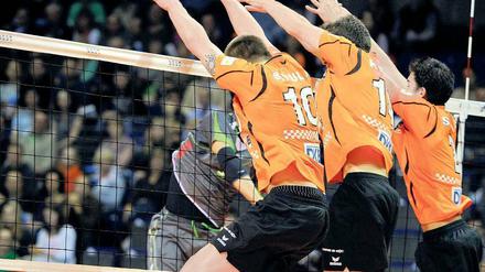 Höhenflug. Die Berlin Volleys verbuchen ihre Auftritte mit neuem Namen in neuer Halle bislang als Erfolgsgeschichte. Foto: dpa