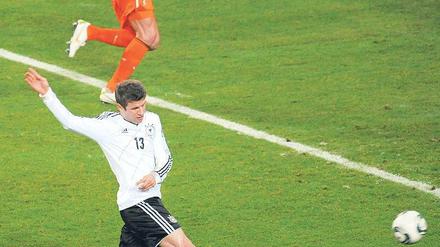 Der Auftakt. Thomas Müller trifft nach herrlicher Kombination zum 1:0 für Deutschland. Foto: dapd
