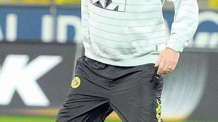 Hut ab. Seit Jürgen Klopp Trainer in Dortmund ist, ging es für den Verein stetig nach oben. Heute tritt der BVB zum Spitzenspiel in München an.Foto: dpa