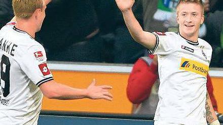 So einfach kann das gehen. Der Mönchengladbacher Torschütze Marco Reus (r.) jubelt mit Mike Hanke zum 2:0. Foto: dpa