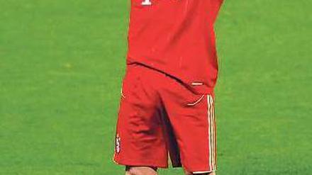 Wirf Tore vom Himmel. Bayerns Franck Ribéry verzweifelte wie seine Mitspieler am dichten Dortmunder Verteidigungswall. Foto: dapd