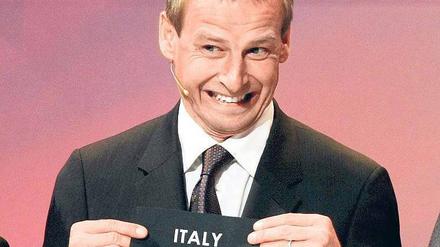Ist mir ja auch peinlich. Jürgen Klinsmann hat als Glücksfee einen perfekten Job gemacht: Er ersparte den Deutschen Italien. Foto: p-a/dpa