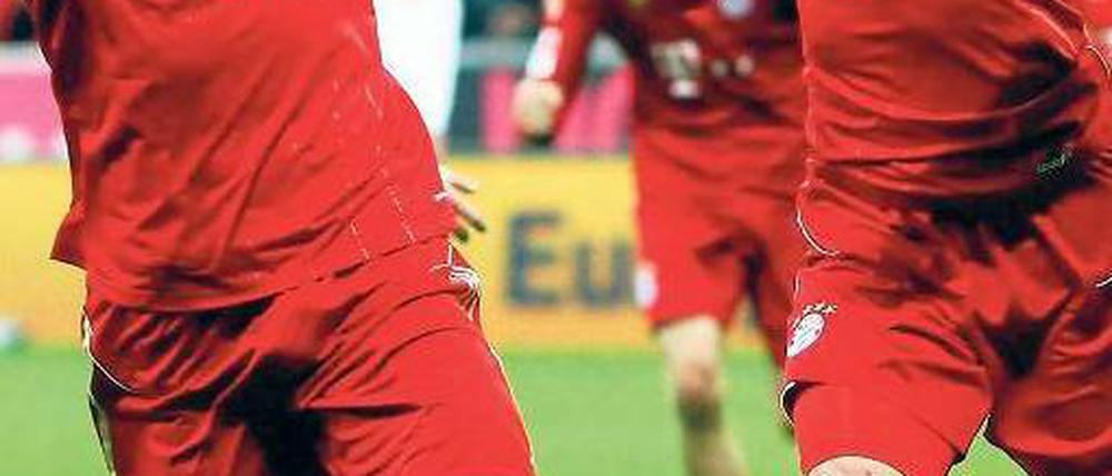 Münchner Klatschgeschichte. Mario Gomez gratuliert Arjen Robben zum Tor. Mit der anderen Hand konnte er den Holländer später auch zu seinem zweiten Treffer per Elfmeter beglückwünschen. Foto: Reuters