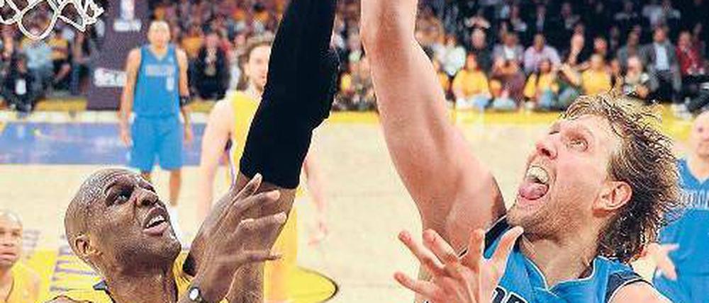 Dirk Nowitzki, 33, geht am 25. Dezember in seine 14. NBA-Saison. In der vergangenen Spielzeit konnte der Basketballer mit den Dallas Mavericks erstmals die Meisterschaft gewinnen. Wegen des langen Arbeitskampfes ist die kommende Saison von 82 auf 66 Partien verkürzt, Dallas hat sich mit Lamar Odom (links) von den Lakers verstärkt. Foto: dapd