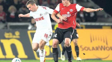 Nicht zu stoppen. Gegen Mainz erzielte Lukas Podolski (links) bereits sein 14. Tor in dieser Saison. Foto: AFP