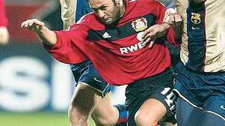 Mittendurch. Yildiray Bastürk (Mitte) zeigt, wie es geht. 2002/03 verlor Leverkusen die Spiele gegen den FC Barcelona in der Champions League nur knapp.