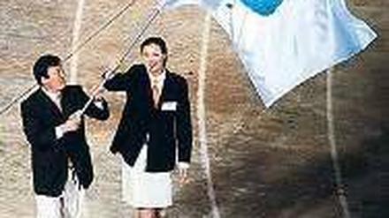 Wir tragen eine Fahne. Nordkoreas Judo- Trainer und eine südkoreanische Basketballerin trugen bei Olympia 2000 die „Flagge der koreanischen Halbinsel“. Foto: dpa