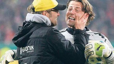 Komm her, du Held! Trainer Klopp bedankt sich bei Torwart Weidenfeller. Foto: Reuters