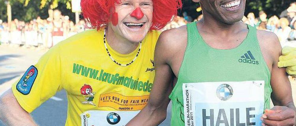 Ja Servus, habe die Ehre. Dietmar Mücke mit Haile Gebrselassie beim Start zum Berlin-Marathon 2011. Foto: dpa