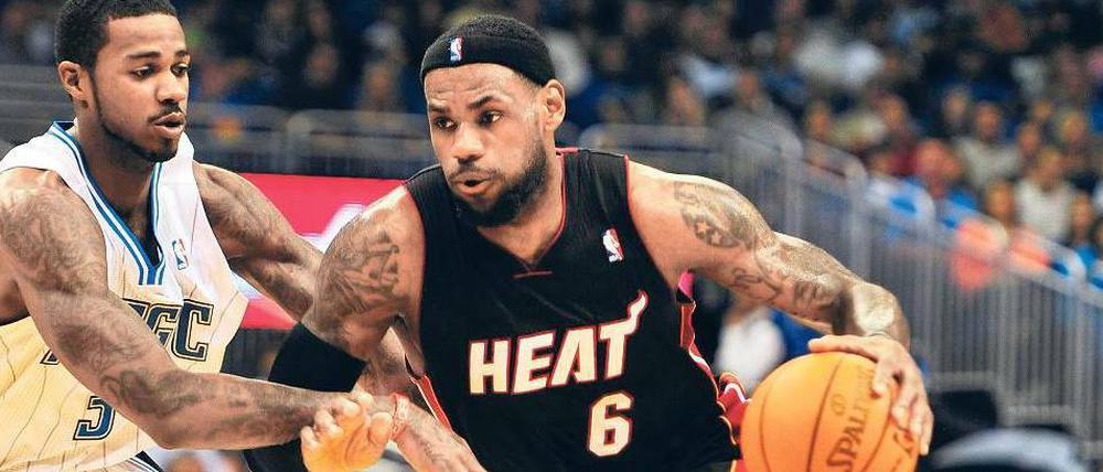 Er will kein Schurke mehr sein. LeBron James (r.) von den Miami Heat schlägt vor dem Saisonstart leise Töne an. 