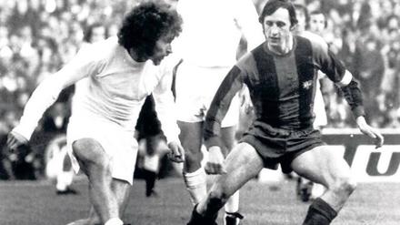 Große Duelle. Schon in den Siebzigerjahren galt das Spiel FC Barcelona gegen Real Madrid als „Clasico“ des spanischen Fußballs – auch wegen der politischen Komponente unter Diktator Francisco Franco. Hier kickt Paul Breitner (l.) gegen Barcas Johan Cryuff. 