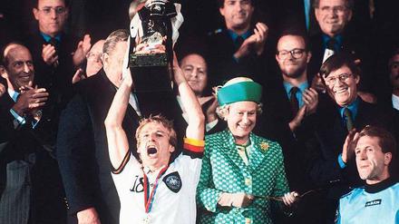 Heute ein König. Vor 16 Jahren, bei der EM in England, hat Jürgen Klinsmann zum bisher letzten Mal für die Nationalmannschaft einen Pokal in die Höhe stemmen dürfen. Dem aktuellen Team des DFB wird zugetraut, dass es den Erfolg im Sommer wiederholt. Foto: p-a/Sven Simon