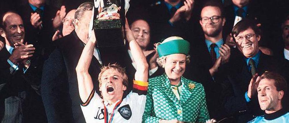 Heute ein König. Vor 16 Jahren, bei der EM in England, hat Jürgen Klinsmann zum bisher letzten Mal für die Nationalmannschaft einen Pokal in die Höhe stemmen dürfen. Dem aktuellen Team des DFB wird zugetraut, dass es den Erfolg im Sommer wiederholt. Foto: p-a/Sven Simon