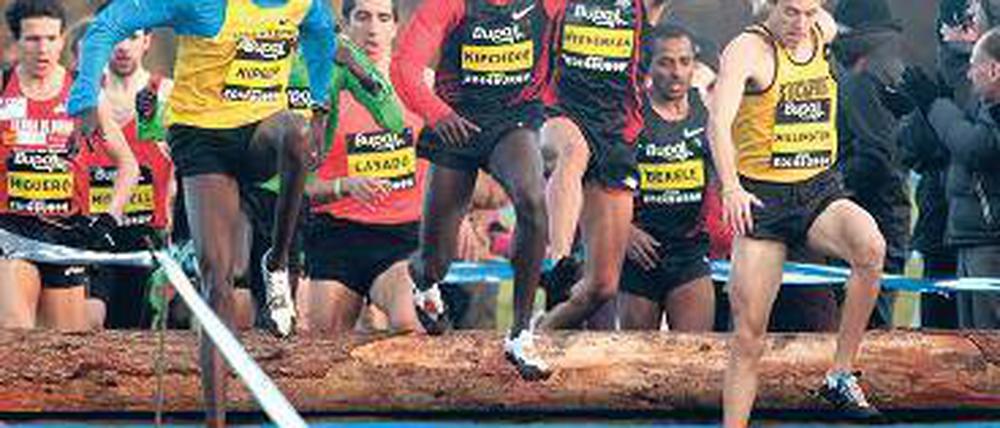 Ungewohntes Bild. Kenenisa Bekele (Zweiter von rechts) läuft hinterher. Foto: AFP