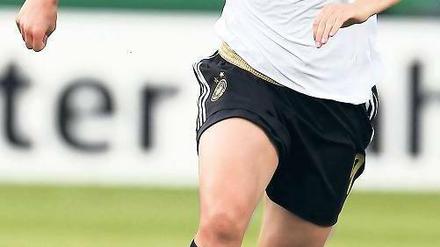 Zurück am Ball. Birgit Prinz könnte ein Comeback in der Zweiten Liga Süd geben. Foto: dpa