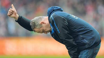 Kopf unten, Daumen hoch. Freiburgs neuer Trainer Christian Streich musste lange leiden, ehe seiner Mannschaft das erlösende 1:0 gelang.