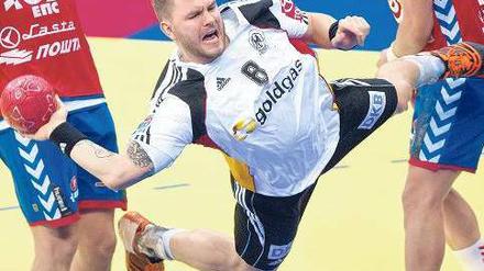 Abgehoben. Gegen Serbien haben die deutschen Handballer mit Christoph Theuerkauf einen großen Rückstand aufgeholt. Jetzt wartet Dänemark als nächster Gegner in der Hauptrunde.