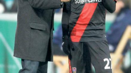 Getrübter Blick. Trainer Robin Dutt und sein Spieler Gonzalo Castro konnten mit dem 3:2 gegen Mainz nicht zufrieden sein. Foto: dapd