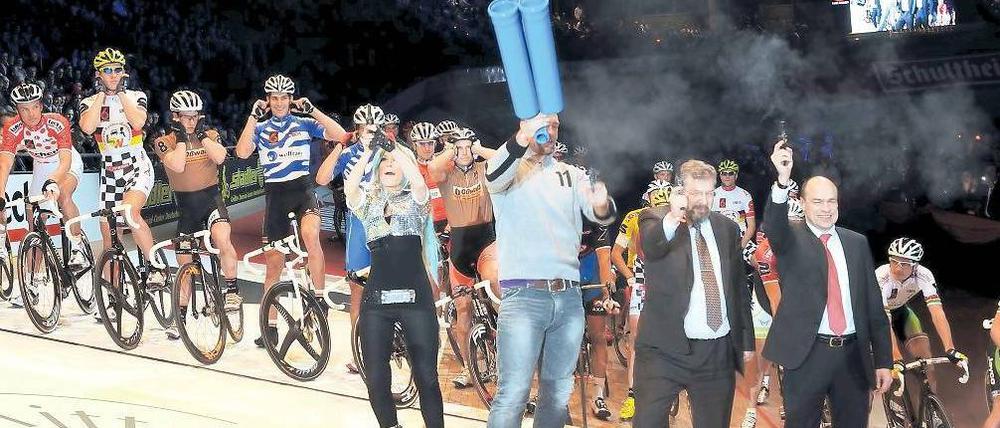 Bloß nicht erschrecken. Diskusweltmeister Robert Harting eröffnet das 101. Berliner Sechstagerennen mit der ganz großen blauen Wumme. Foto: dapd
