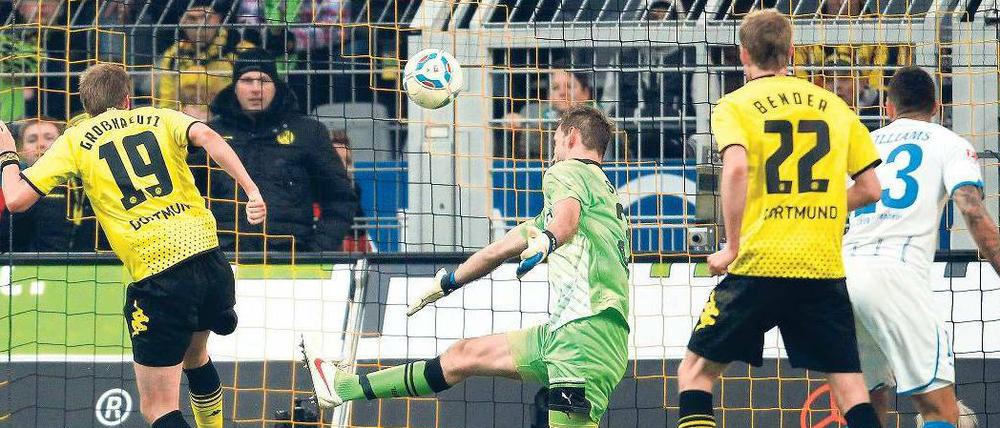 Wieder ist er drin. Kevin Großkreutz (links) trifft zum 2:0 für die starken Dortmunder gegen Hoffenheim.