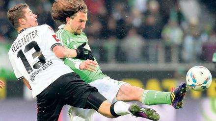 Hoch das Bein. So wenig entschlossen wie Gladbachs Neustädter (l.) gegen Wolfsburgs Jiracek agierten auch die übrigen Profis beim 0:0. Foto: dapd
