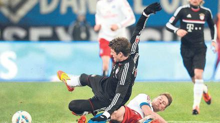 Der Rekordmeister strauchelt. Thomas Müller (l.) und der FC Bayern mussten sich beim HSV mit einem Punkt begnügen. Foto: dpa