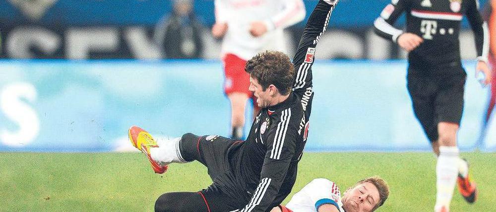 Der Rekordmeister strauchelt. Thomas Müller (l.) und der FC Bayern mussten sich beim HSV mit einem Punkt begnügen. Foto: dpa