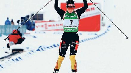 Nummer sieben wird Erste. Andrea Henkel hat zum Abschluss des Biathlon-Weltcups in Oslo den Massenstart gewonnen. In Abwesenheit der erkrankten Magdalena Neuner setzte sich die 34-Jährige mit nur einem Schießfehler souverän durch und fuhr ihren ersten Saisonerfolg ein. Henkel verwies nach 12,5 Kilometern die Weißrussin Darja Domratschewa auf Rang zwei. Dritte wurde Teja Gregorin aus Slowenien. Das Massenstartrennen der Männer gewann der Norweger Emil Hegle Svendsen knapp vor Andreas Birnbacher. Foto: dapd