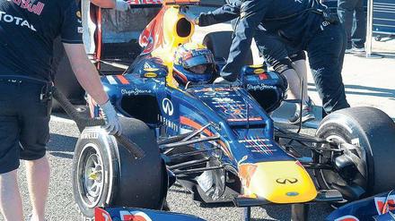 Geschwindigkeit geht vor Schönheit. Mark Webber konnte den neuen, gewöhnungsbedürftigen Red Bull am Dienstag schon ausprobieren, sein Teamgefährte Sebastian Vettel bereitet sich erst einmal mit Fitnesstraining auf dieVerteidigung des WM-Titels vor. Foto: dpa