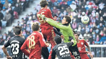 Wieder mal obenauf. Bayern Münchens Torjäger Thomas Müller springt höher als alle anderen und trifft zum 2:0. Foto: AFP