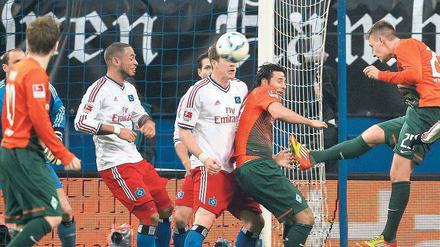 Kopf, Ball, Tor. Tom Trybull (ganz rechts) erzielt in Hamburg das 2:0 für Werder Bremen.