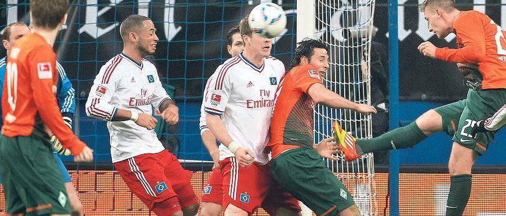 Kopf, Ball, Tor. Tom Trybull (ganz rechts) erzielt in Hamburg das 2:0 für Werder Bremen.