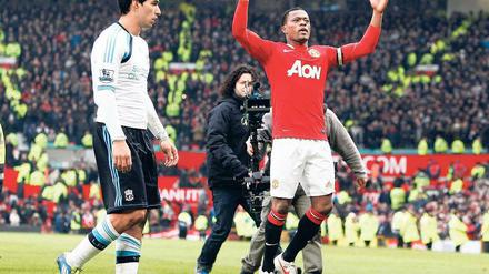 Gelebte Feindschaft. Liverpools Luis Suarez (l.) soll Manchester Uniteds Patrice Evra rassistisch beleidigt haben. Foto: dapd