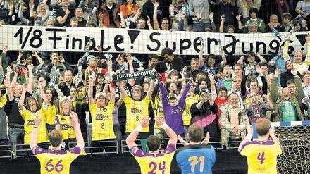 Applaus, Applaus! Die Mannschaft der Füchse bejubelt zusammen mit ihren Fans den größten Erfolg der Vereinsgeschichte. Foto:
