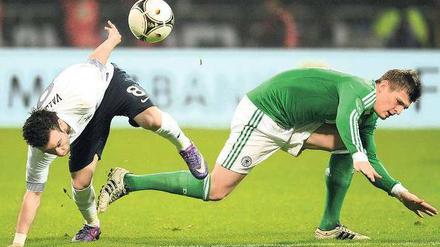 Gestrauchelt. Nach zuletzt starken Spielen fehlte es dem deutschen Team um Toni Kroos (rechts) gegen Frankreich (mit Valbuena) diesmal an der spielerischen Leichtigkeit. Foto: dpa
