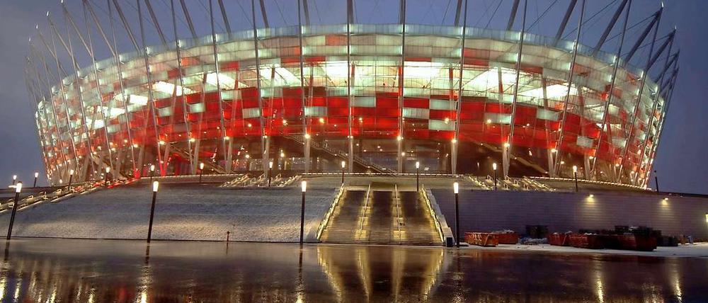Blickfang in Weiß-Rot. Das Warschauer Nationalstadion ist gerade noch rechtzeitig zur EM fertig geworden. 