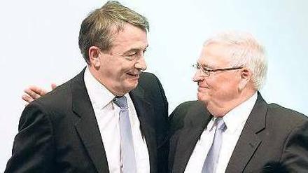 Nachfolger und Vorgänger. Theo Zwanziger (rechts) gratuliert dem neuen DFB-Präsidenten Wolfgang Niersbach zu seiner Wahl. Foto: dapd