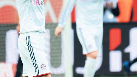 Bayern geh’n verloren. Der Münchner Kapitän Philipp Lahm (links) und Toni Kroos können die Niederlage in Leverkusen einfach nicht fassen. Foto: dapd