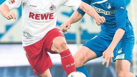 Du hältst mich auch nicht. Kölns Podolski (l.) gegen Hoffenheims Vestergaard. Foto: dpa