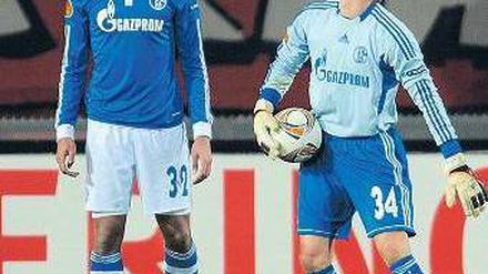 Fassungslos. Schalkes Matip sieht Rot, Torwart Hildebrand sieht zu. Foto: dapd